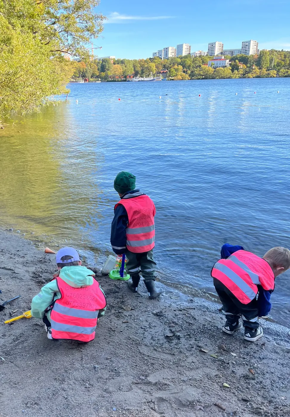 Barn leker vid strandkanten